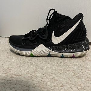 KYRIE 5 BLACK MAGIC SNEAKERS